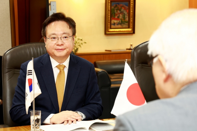 조규홍 보건복지부 장관이 25일 일본 도쿄에서 다케미 게이조 일본 후생노동성 장관과 만나 면담하고 있다. 보건복지부