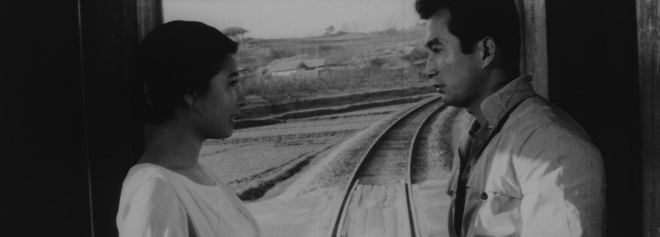 배우 엄앵란(왼쪽)과 신성일이 출연한 정진우 감독의 1964년도 영화 ‘배신’ 스틸컷. 영상자료원 제공