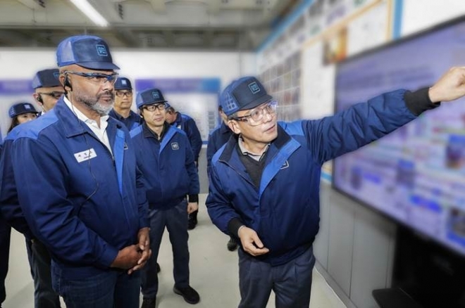 제럴드 존슨(왼쪽) GM 글로벌 생산 부문 총괄부사장이 지난 25일 GM 창원공장에 방문해 공장 설비와 기술에 대해 설명을 듣고 있다. 한국GM 제공