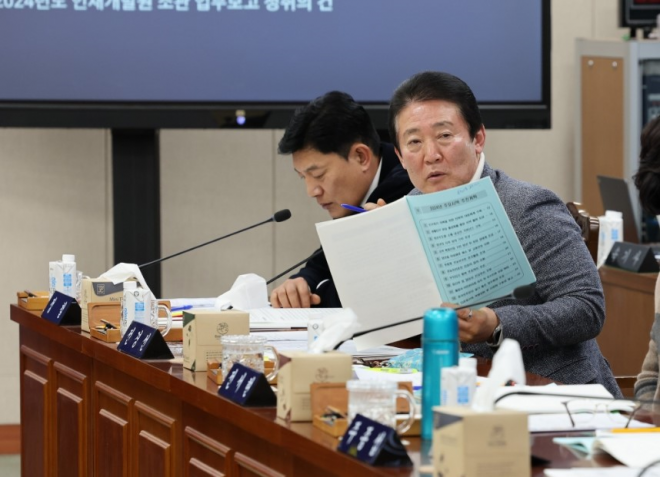 전경선 전남도의회 부의장이 전남도 인구청년이민국 업무보고에서 “준비성 없이 작성된 형식적인 내용만 있다”며 질타하고 있다.