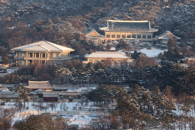 지난 7일 서울 종로구에서 바라본 청와대 일대에 흰 눈이 쌓여있다.  뉴시스