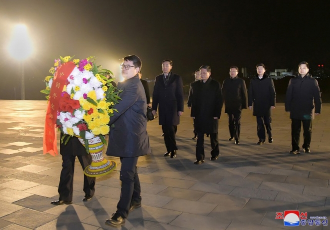 ‘방북’ 중국 외교부 대표단, 김일성·김정일 동상에 헌화
