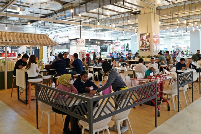 롯데마트 인도네시아 간다리아점 내부에서 현지 소비자들이 식사를 하고 있다. 롯데마트 제공
