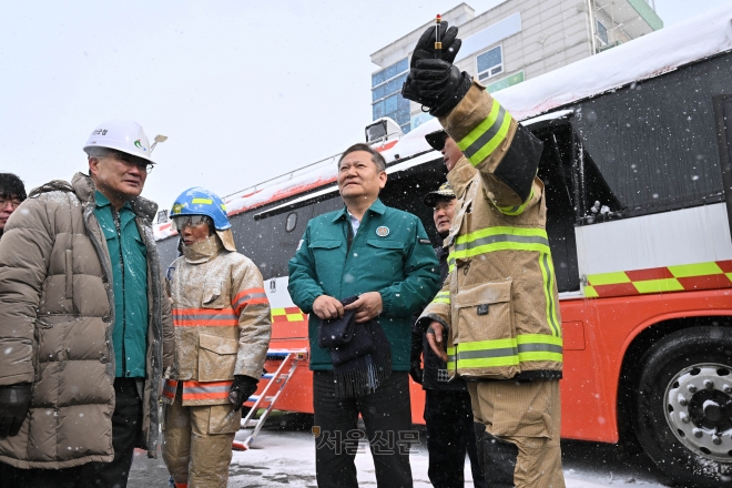 이상민 행정안전부 장관이 23일 화재가 발생한 충남 서천 특화시장을 찾아 피해 상황 보고를 받고 있다. 2024.1.23 서천 홍윤기 기자