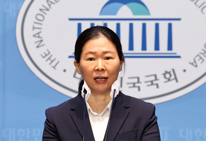 권은희 의원이 29일 국회 소통관에서 국민의힘 탈당 및 국회의원직 사퇴 기자회견을 하고 있다. 2024.1.29 뉴스1