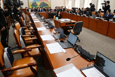 국회 정무위원회, 여당 의원 퇴장 속 진행 [서울포토]