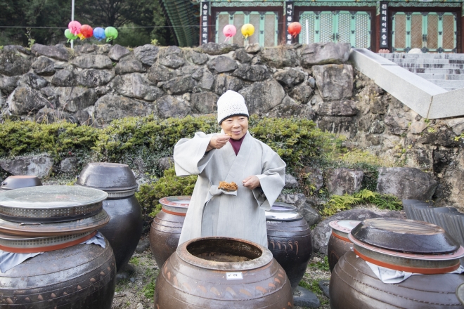 사찰음식 대가인 정관 스님이 직접 만든 된장을 소개하고 있다. 서울신문 DB