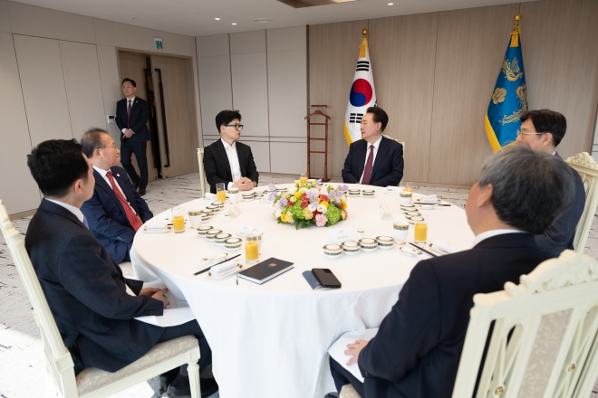 윤석열 대통령이 29일 서울 용산 대통령실 청사에서 국민의힘 한동훈 비상대책위원장, 윤재옥 원내대표 등과 오찬을 함께하며 대화하고 있다. 2024.1.29  대통령실 제공