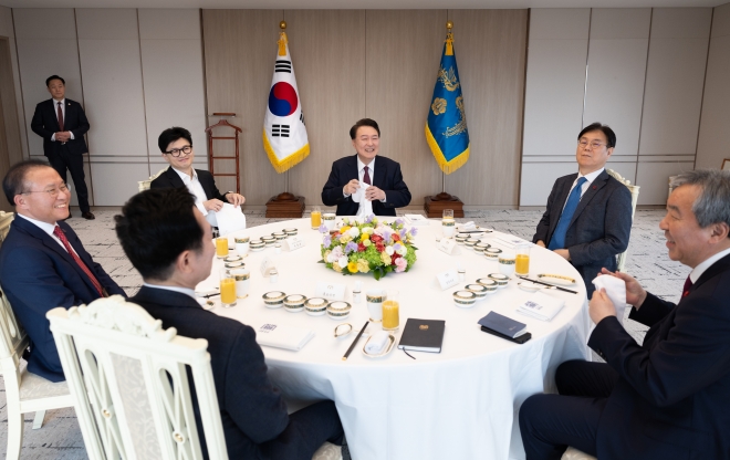 윤석열 대통령이 29일 서울 용산 대통령실 청사에서 한동훈 국민의힘 비상대책위원장, 윤재옥 원내대표 등과 오찬을 하기 전 대화를 나누고 있다. 윤 대통령과 한 위원장의 만남은 충남 서천 화재현장 동행 이후 엿새 만이다. 윤 대통령부터 시계 반대 방향으로 한 위원장, 윤 원내대표, 이도운 홍보수석, 한오섭 정무수석, 이관섭 비서실장. 뉴시스