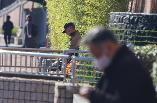 일본 도쿄 산책로에서 시간을 보내는 노인들. 기사 내용과 직접 관련 없음. 연합뉴스