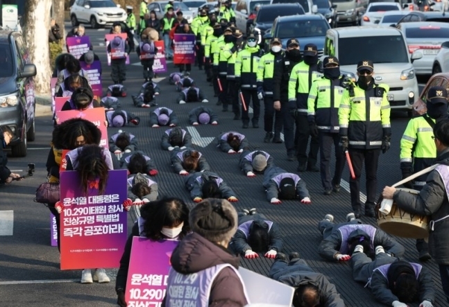 이태원 참사 유가족과 종교인들이 29일 오전 서울 용산구 이태원역 1번 출구 앞에서 대통령실 방향으로 이태원 참사 특별법 공포를 촉구하는 오체투지를 하고 있다. 연합뉴스