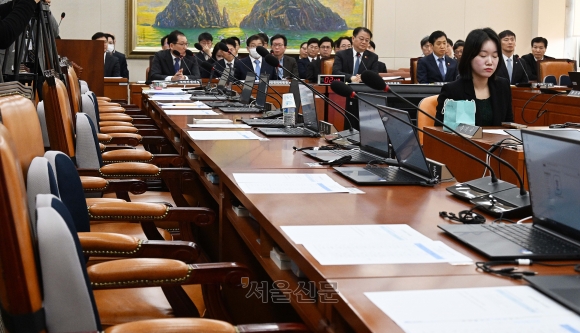 “김건희 명품백” “김정숙 샤넬 재킷”… 영부인 공방전에 반쪽 난 정무위