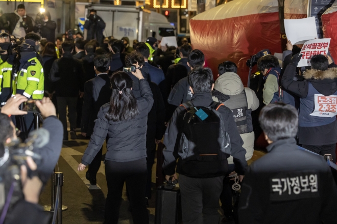 국가정보원이 지난해 1월 18일 오후 서울 중구 전국민주노동조합총연맹(민주노총) 서울 사무실 압수수색을 마친 후 차량으로 향하고 있다. 연합뉴스