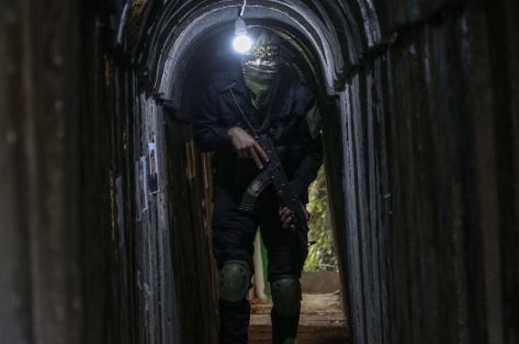 팔레스타인 무장정파 하마스 대원이 터널에서 이동하는 모습. 지난해 하마스에 인질로 잡혔다가 풀려난 이스라엘 여성 요체베드 리프시츠(85)는 “터널 안에서 젖은 땅을 수 킬로미터 걸었다”며 “거대한 터널이었다. 마치 거미줄 같았다”고 말했다. 서울신문 DB