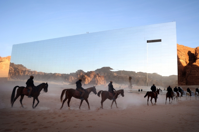 사우디 ‘세계 최대 거울 건물’