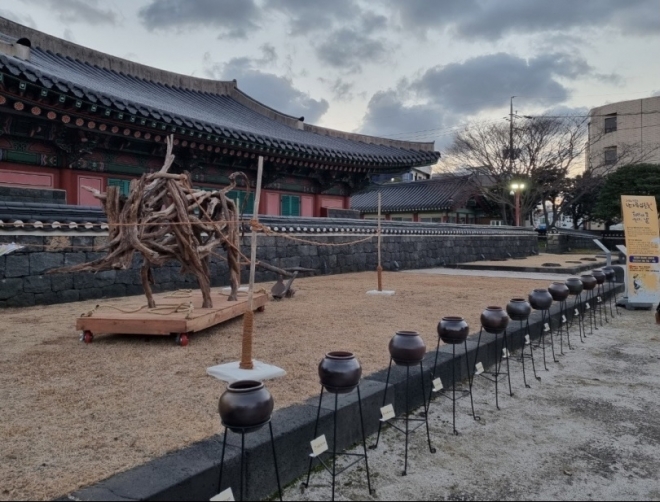 열 두달 복항아리 동전 소원빌기. 제주도 제공