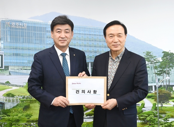 방세환(왼쪽) 시장이  임태희(오른쪽) 경기도교육감에게 신현동 일대의 과밀학급 해소를 위한 학교신설 건의서를 전달하고 있다. 광주시 제공