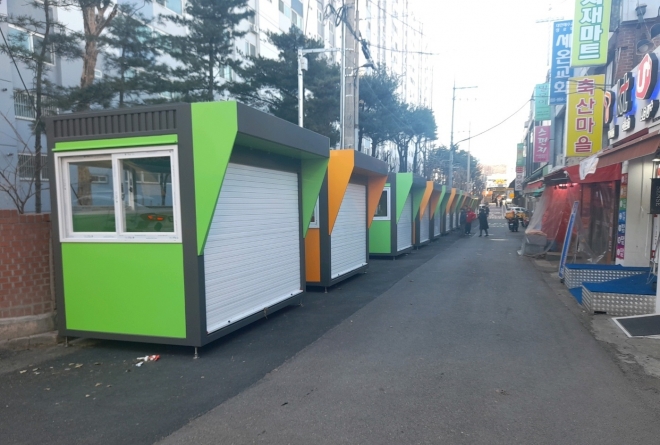 서울 강서구 월정초등학교 인근의 골목 모습. 40년 간 불법노점으로 몸살을 앓았던 이 골목은 강서구와 노점상인, 지역 주민들의 협의로 깔끔하게 정리됐다.