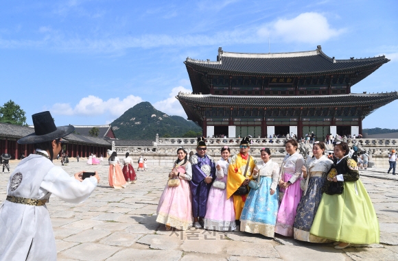 경복궁 찾은 외국인 관람객들. 기사와 관련 없음. 서울신문