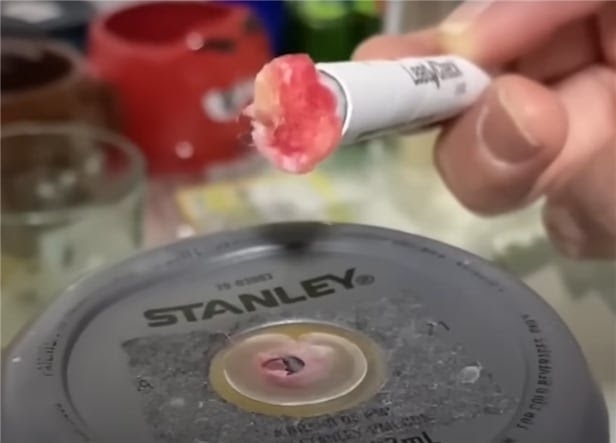 소셜미디어에 공유된 영상 속 화면. 스탠리 텀블러 아래 부분에 납 성분 검사 용액을 묻힌 면봉을 문지르자 색이 붉게 변하고 있다. 유튜브
