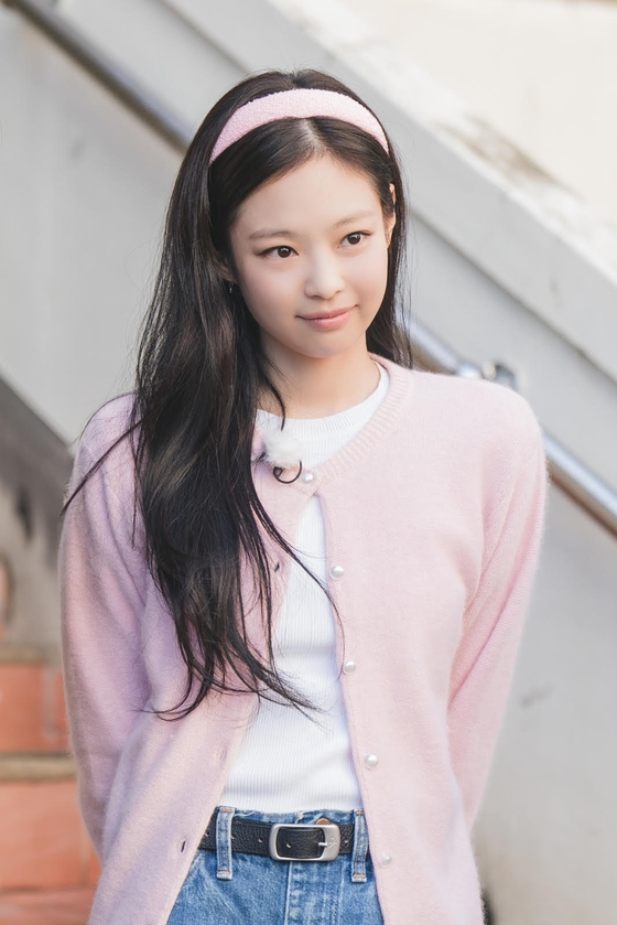 블랙핑크 제니가 6년 만에 예능 프로그램에 출연한다. tvN ‘아파트404’