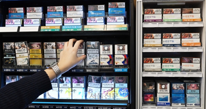 국내 담배 판매량이 3년 만에 감소세로 전환했다. 코로나19 엔데믹으로 여행 수요가 회복되며 면세 담배가 많이 팔린 영향이라는 분석이다. 궐련 담배 판매량은 감소했지만, 궐련형 전자담배 판매량은 늘어난 것으로도 나타났다. 2024.1.31 오장환 기자