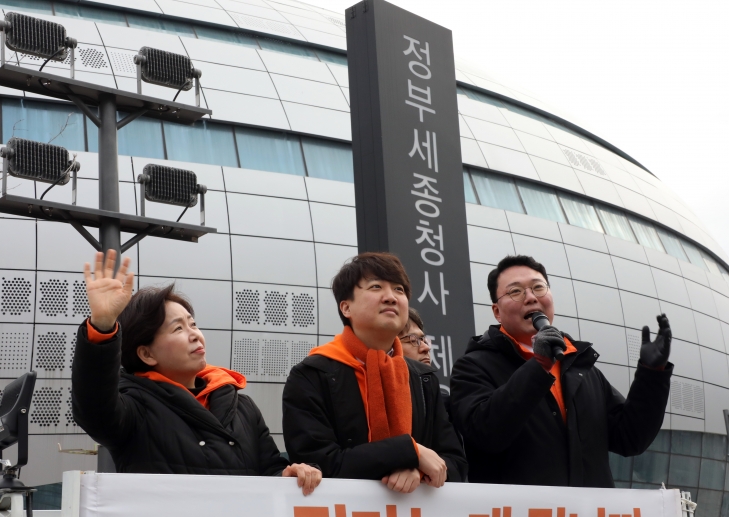 이준석(가운데) 개혁신당 대표 등 개혁신당 지도부가 정부세종청사 국토교통부 앞에서 길거리 정책 홍보를 하고 있다. 세종 연합뉴스