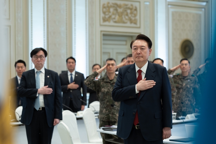 윤석열 대통령이 31일 청와대 영빈관에서 열린 군 주요지휘관 회의에서 국기에 경례하고 있다. 연합뉴스