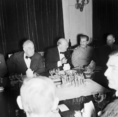 제2차 세계대전 중인 1943년 11월 28일부터 12월 1일까지 미국 프랭클린 루스벨트 대통령, 영국 윈스턴 처칠 수상, 소련 이오시프 스탈린 총서기가 참여한 가운데 전후 처리와 관련한 ‘테헤란회담’이 열렸다. 독일의 패망은 이때 사실상 확정됐다. 사진은 회담 중인 11월 30일에 열린 처칠의 69번째 생일 만찬장 모습. 영국 임피리얼 전쟁박물관·위즈덤하우스 제공