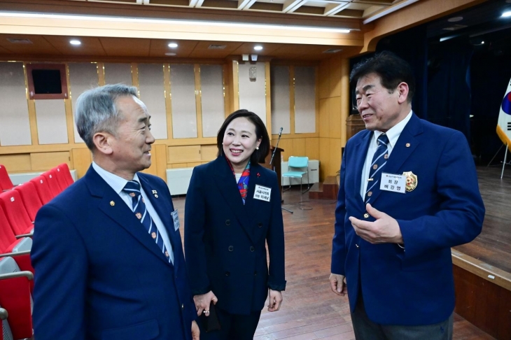지난달 30일 ‘2024년(제48차) 강남구재향군인회 정기총회 및 신년 안보 결의대회’에 참석한 이새날 의원(가운데)