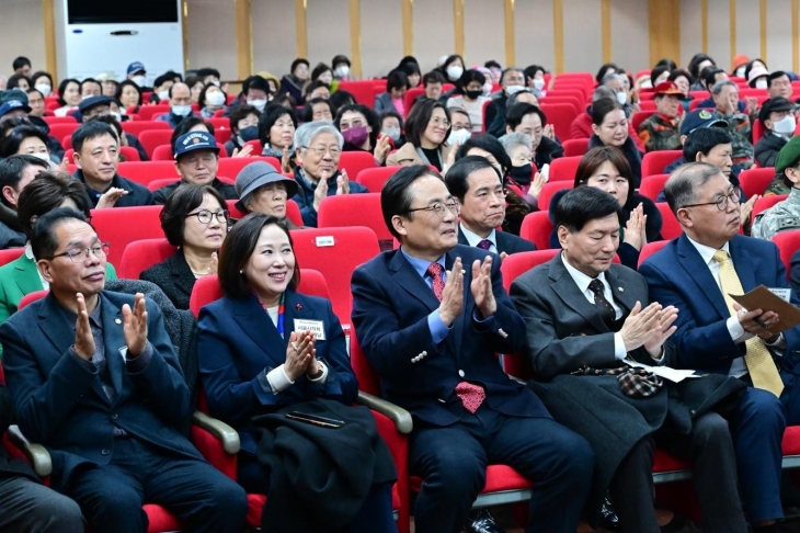 지난달 30일 ‘2024년(제48차) 강남구재향군인회 정기총회 및 신년 안보 결의대회’에 참석한 이새날 의원(앞줄 왼쪽에서 두 번째)