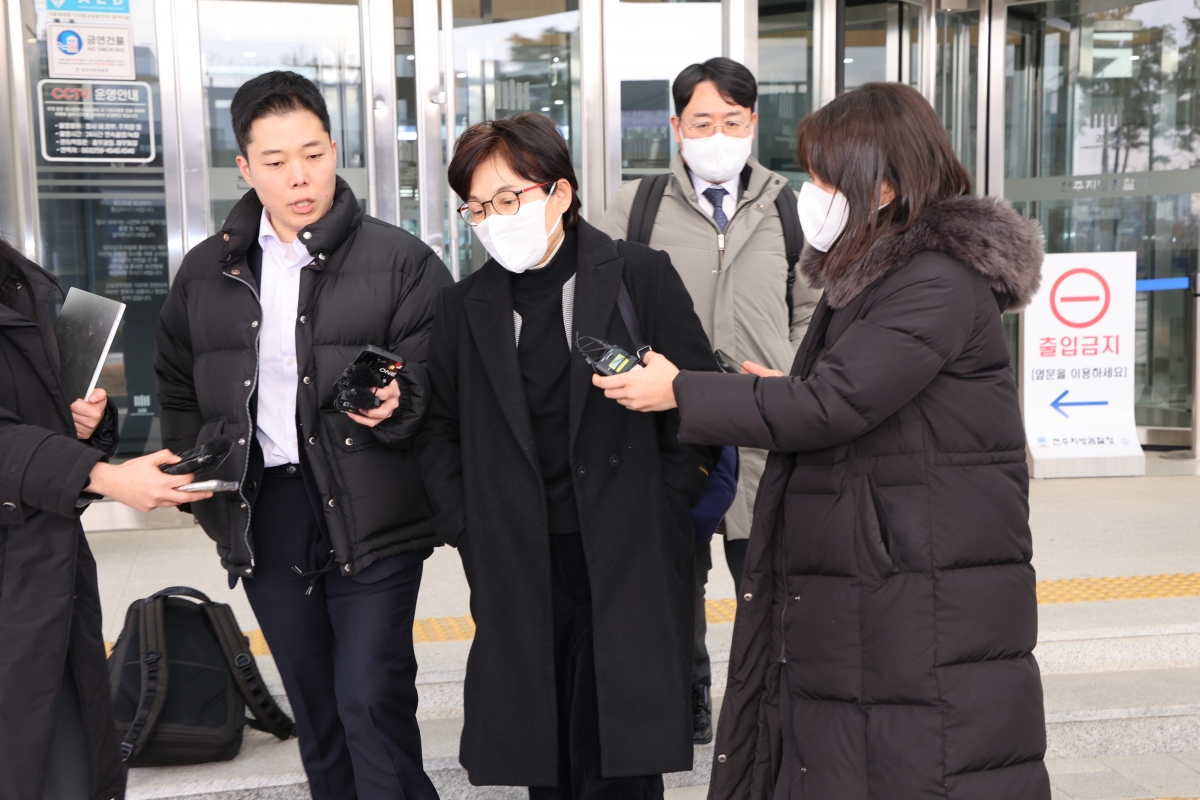 조현옥 전 청와대 인사수석이 2024년 2월 2일 중소기업진흥공단 이사장 임명 경위에 관한 검찰 조사를 마치고 전주지검 청사를 나오고 있다. 연합뉴스