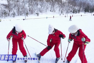 [포토] 북한 ‘마식령스키장’서 스키 타는 학생들