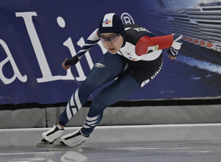김민선이 3일(현지시각) 캐나다 퀘벡에서 열린 2023-24 국제빙상경기연맹(ISU) 스피드스케이팅 월드컵 6차 대회 여자 500m 1차 레이스에서 역주하고 있다. 김민선은 37초69의 기록으로 금메달을 목에 걸어 올 시즌 3차, 4차 대회에 이어 3번째 정상에 올랐다.퀘벡 AP 뉴시스