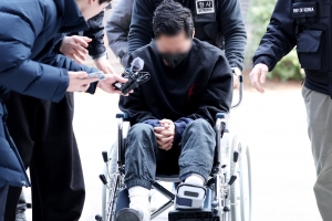 ‘아내 성인방송 강요’ 전직 군인, 휠체어 타고 등장…언론 앞 침묵