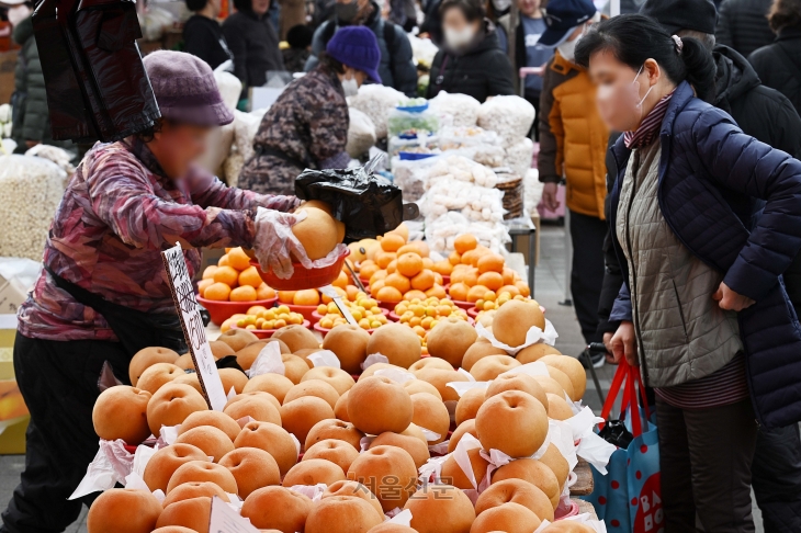 민족 대 명절 설 연휴를 앞둔 4일 경기도 성남시 모란민속5일장에서 시민들이 과일을 구매하고 있다. 2024.2.4 오장환 기자