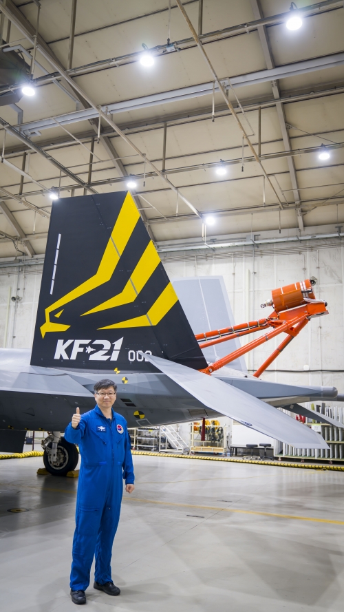 진태범 한국항공우주산업(KAI) 수석시험비행조종사가 4일 한국형 전투기 KF-21 보라매 시제2호기 앞에서 기념 촬영을 하고 있다. 한국항공우주산업 제공