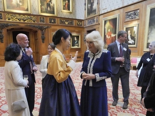 지난달 30일(현지시간) 영국 윈저성에서 열린 메리 여왕 ‘인형 집’ 100주년 기념 현대책 제작 리셉션에서 송해인(왼쪽) 작가와 커밀라 영국 왕비가 대화하고 있다. 런던 연합뉴스