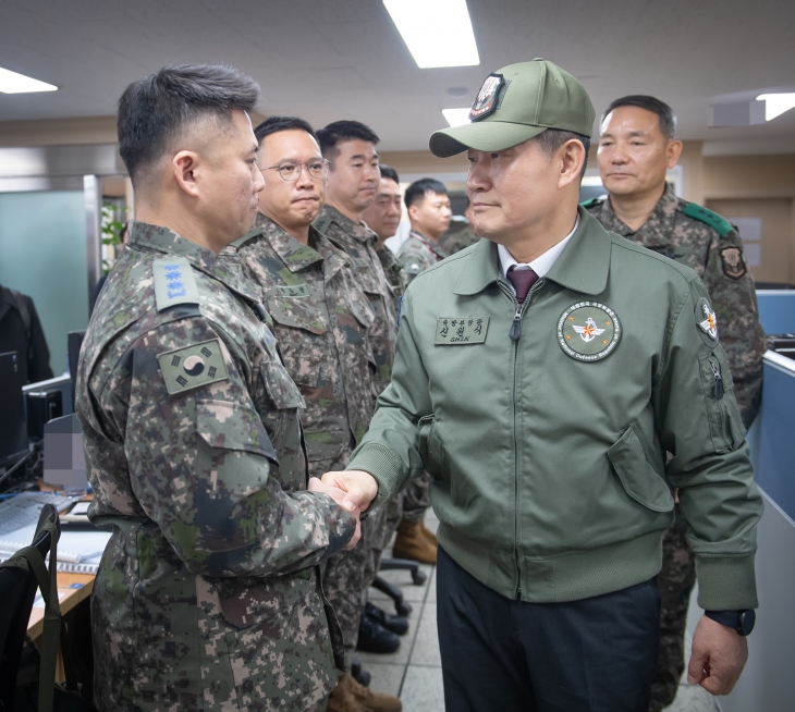 신원식 국방부 장관이 8일 경기 포천시 드론 작전사령부를 방문해 장병들을 격려하고 있다. 2024.1.8 국방부 제공.