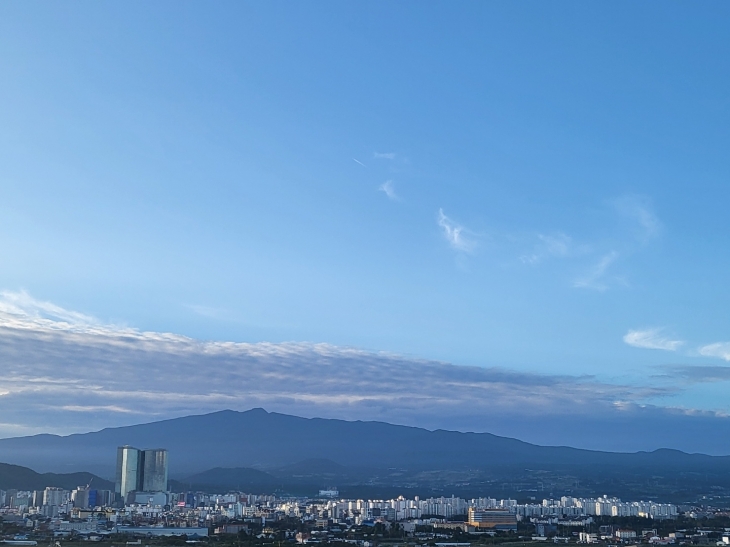 제주도가 중산간 지역의 대규모 개발사업을 제한해 청정환경과 경관을 보전하기 위해 지속가능한 ‘도시관리계획 수립 기준’을 마련한다. 사진은 제주시내의 모습. 제주 강동삼 기자