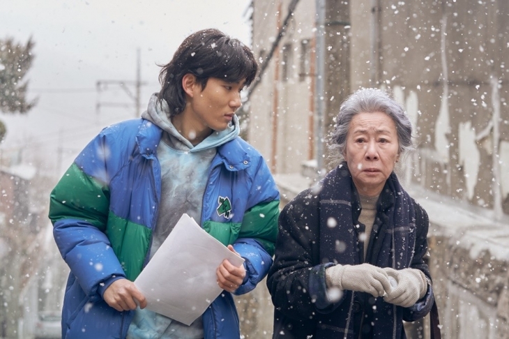 배우 윤여정(오른쪽)이 출연하는 영화 ‘도그데이즈’ 스틸컷. CJ ENM 제공