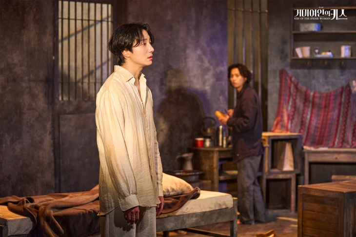 연극 ‘거미여인의 키스’에서 몰리나를 연기한 배우 정일우(왼쪽). 레드앤블루 제공