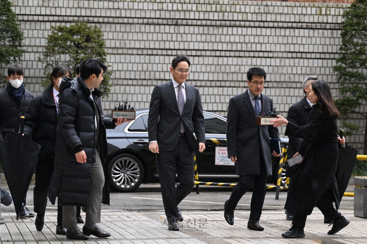 이재용 삼성전자 회장이 5일 서울 서초구 서울중앙지방법원에서 열린 회계부정·부당합병 관련 1심 선고 공판에 출석하고 있다. 이 회장은 경영권 승계를 목적으로 삼성 미래전략실 주도로 2015년 삼성물산과 제일모직의 합병을 계획적으로 추진하고 그 과정에서 회계부정·부정거래를 저지른 혐의로 2020년 9월 기소됐다. 2024.2.5 오장환 기자