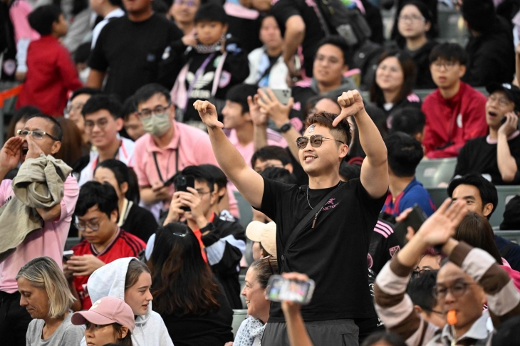 야유하는 홍콩 축구 팬들
