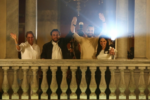 나이브 부켈레(왼쪽 세번째) 엘살바도르 대통령 당선인이 4일(현지시간) 아내와 함께 지지자들 앞에서 당선 연설을 하고 있다. 산살바도르 로이터 연합뉴스