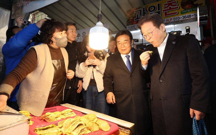 이재명 더불어민주당 대표가 5일 광주 서구 양동시장을 방문해 전집에서 전을 맛보고 있다. 2024.2.5 뉴스1