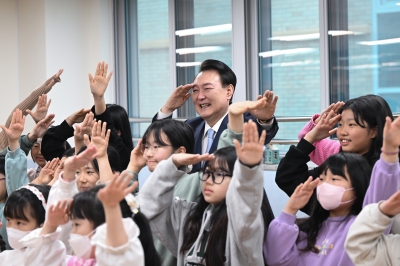 늘봄학교 전담 직원 6000명 투입… 尹 “2학기 모든 초등학교 확대”