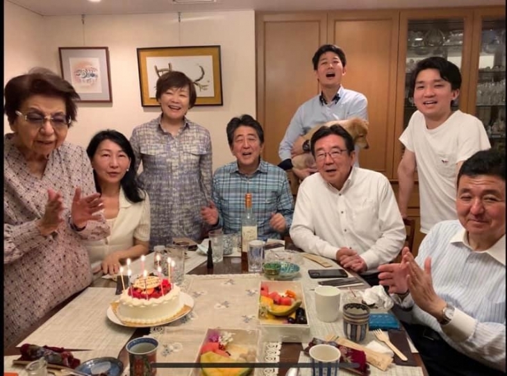 아베 신조 전 총리의 모친인 요코(왼쪽)의 94세 생일인 2022년 6월 가족들이 모여 축하하고 있는 모습. 아베 전 총리 페이스북 캡처