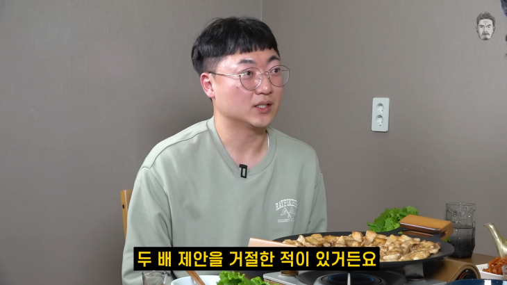 충주시 공식 유튜브를 운영하는 ‘홍보맨’ 김선태(36) 주무관이 최근 한 기업으로부터 영입 제안을 받았으나 거절했다고 밝혔다. 유튜브 ‘꼰대희’