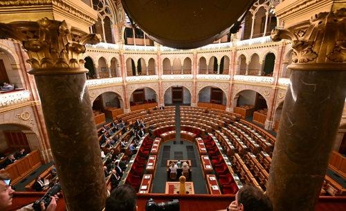 헝가리 의회가 5일 여당의 보이콧으로 대부분 비어있는 가운데 스웨덴의 나토 가입 비준을 하지 못했다. 부다페스트 AFP 연합뉴스